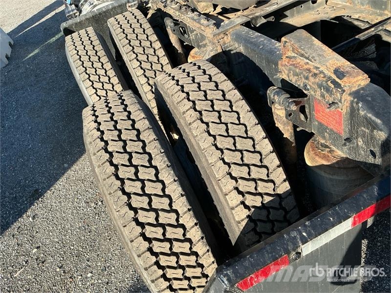Volvo VNR300 6x4 T/A Day Cab Truck Tractor Traktorske jedinice
