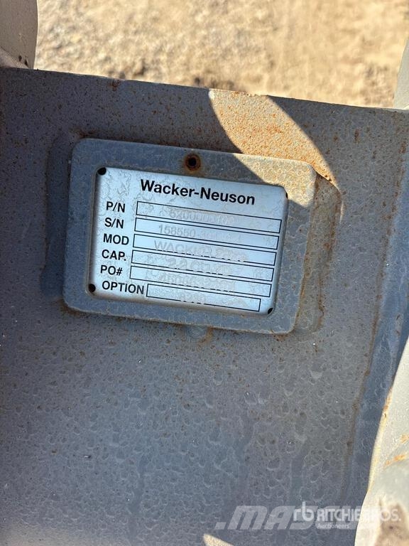 Wacker Neuson 28Z3 18 in Digging Excavator Bucket Pistoane