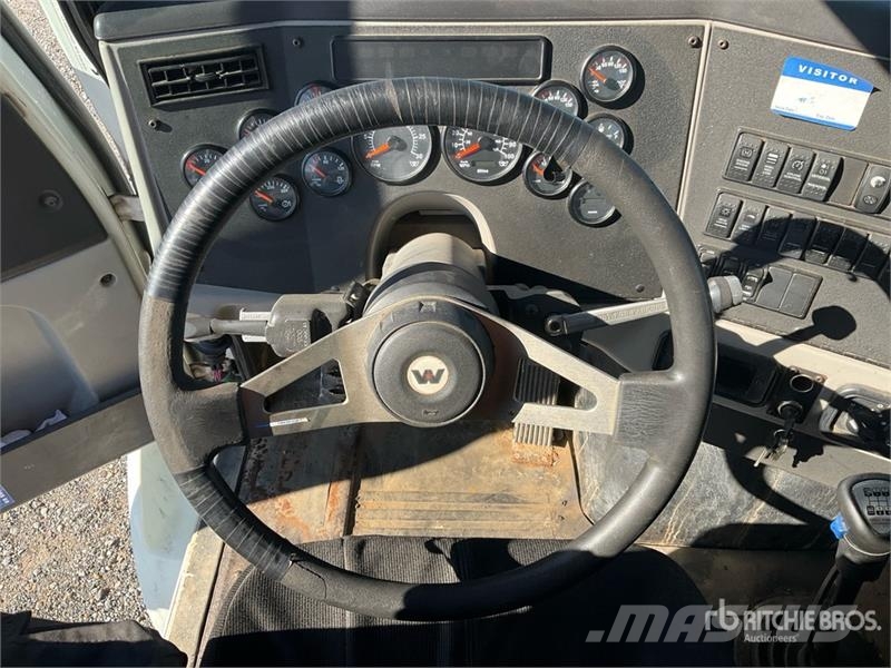 Western Star 24562 5000 lb Straight Boom on Western Star 4700SB Camion plateau ridelle avec grue