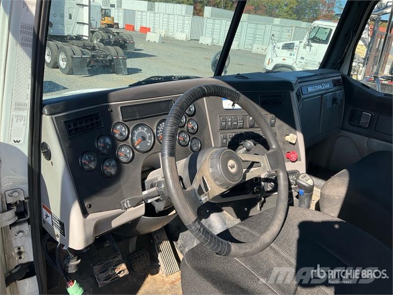 Western Star 24562 5000 lb Straight Boom on Western Star 4700SB Camion plateau ridelle avec grue