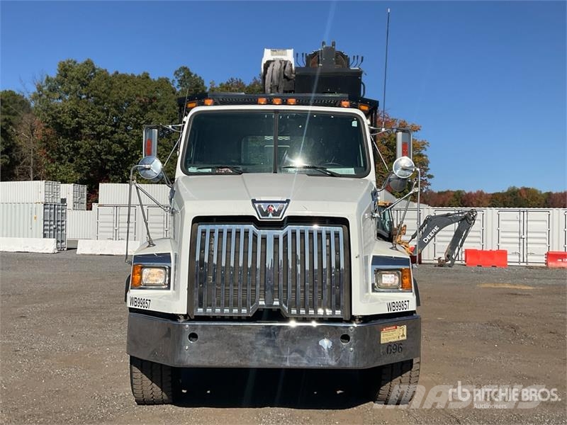 Western Star 24562 5000 lb Straight Boom on Western Star 4700SB Camion plateau ridelle avec grue