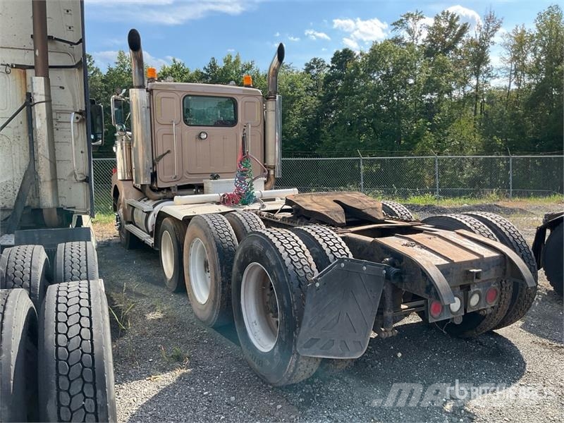 Western Star 4900SA 8x4 Tri/A Day Cab Truck Tractor (Inoperable Vetopöytäautot