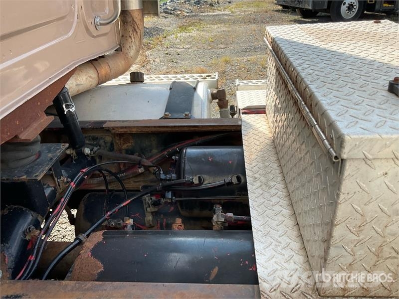 Western Star 4900SA 8x4 Tri/A Day Cab Truck Tractor (Inoperable Vetopöytäautot