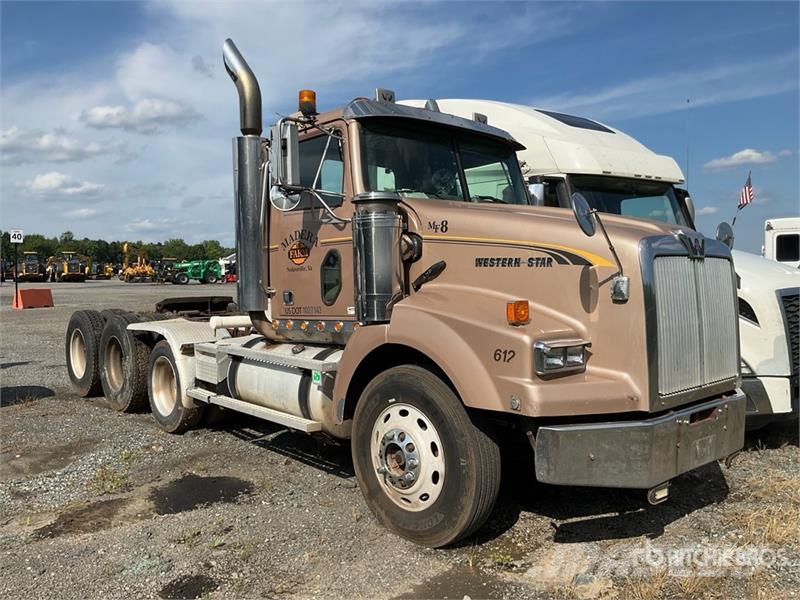 Western Star 4900SA 8x4 Tri/A Day Cab Truck Tractor (Inoperable Vetopöytäautot
