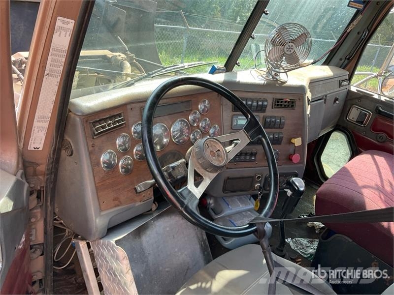 Western Star 4900SA 8x4 Tri/A Day Cab Truck Tractor (Inoperable Vetopöytäautot