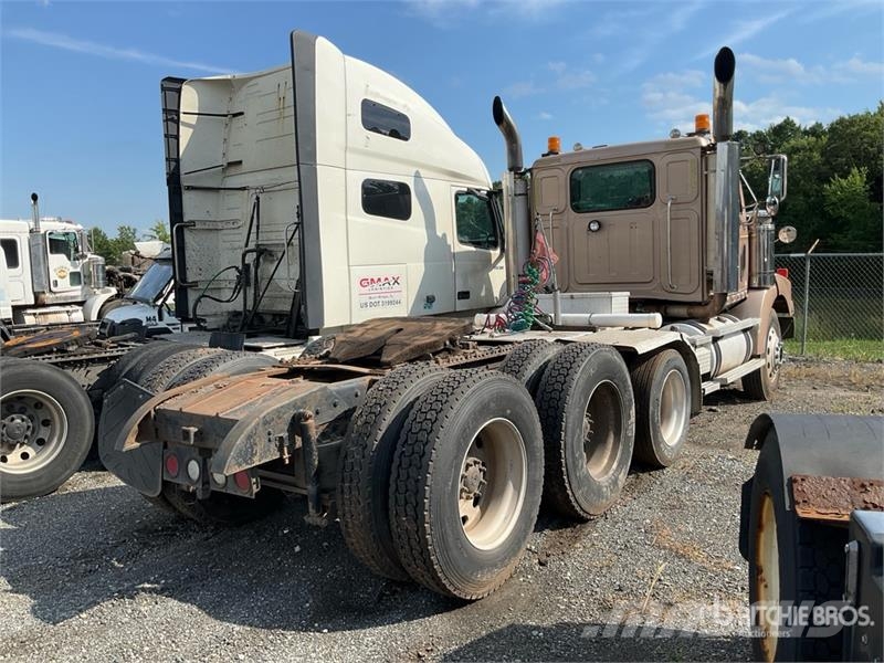 Western Star 4900SA 8x4 Tri/A Day Cab Truck Tractor (Inoperable Vetopöytäautot
