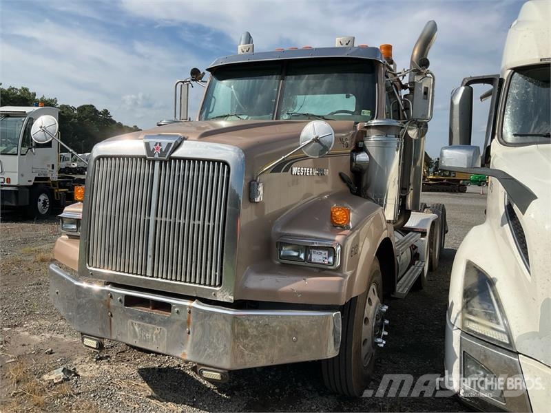 Western Star 4900SA 8x4 Tri/A Day Cab Truck Tractor (Inoperable Vetopöytäautot