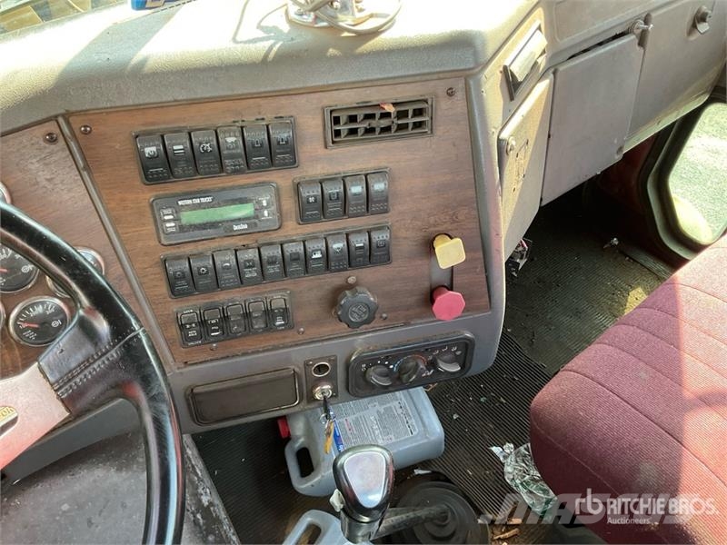 Western Star 4900SA 8x4 Tri/A Day Cab Truck Tractor (Inoperable Vetopöytäautot