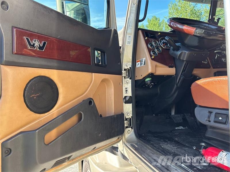 Western Star 5700 6x4 T/A Sleeper Truck Tractor Vlačilci