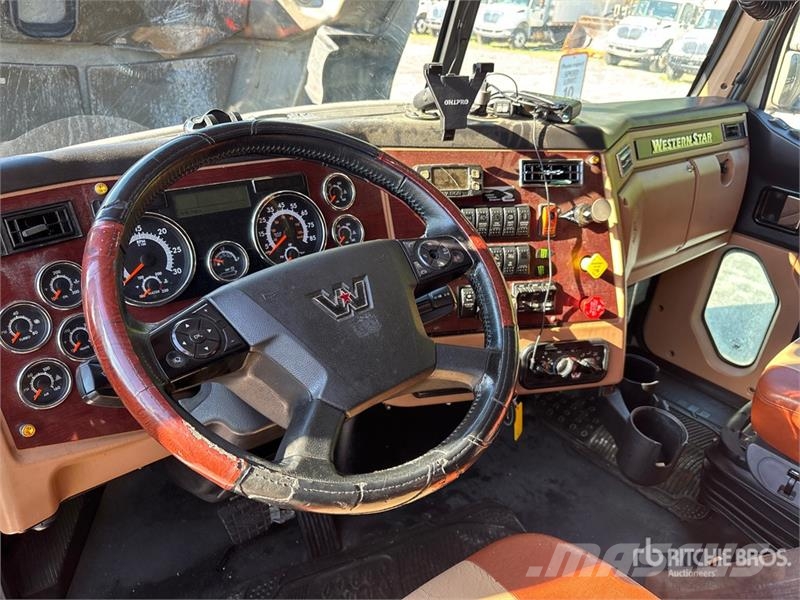 Western Star 5700 6x4 T/A Sleeper Truck Tractor Vlačilci