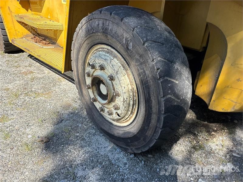 Yale GP250DBEPDV143 22900 lb Pneumatic Tire Forklift 그 외 지게차