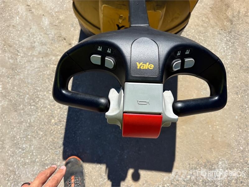 Yale MPB045 4510 lb Electric Pallet Jack Kézi raklapemelő