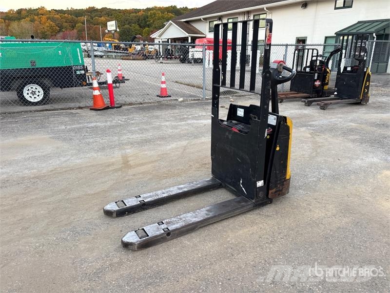 Yale MPB045VG 4510 lb Electric Pallet Jack Hand pallet truck