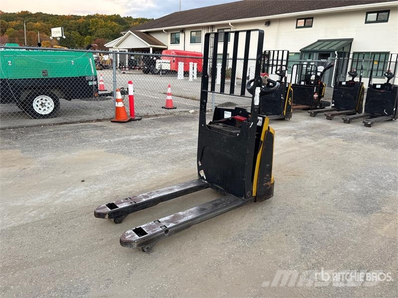 Yale MPB045VG 4510 lb Electric Pallet Jack Hand pallet truck