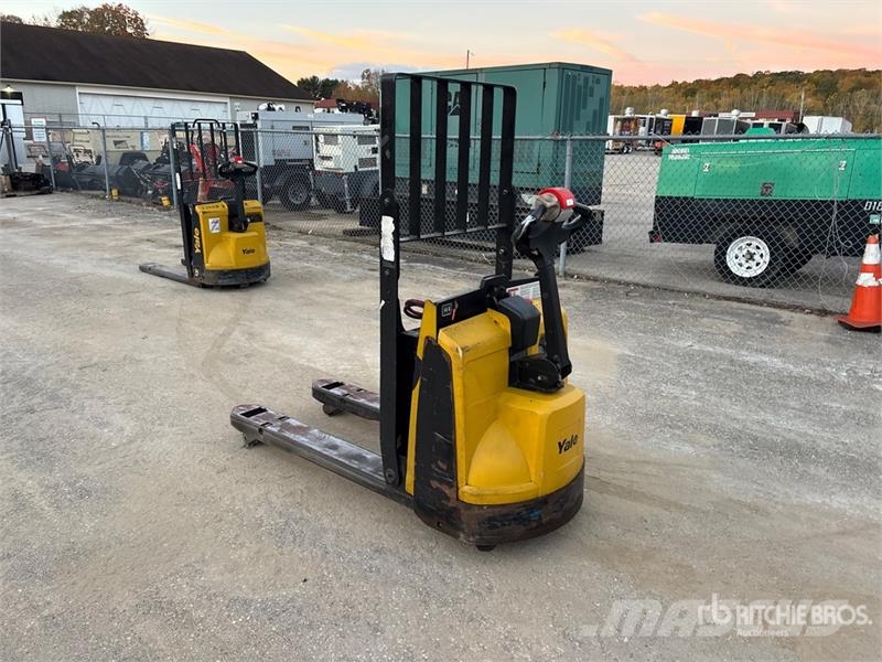 Yale MPB045VG 4510 lb Electric Pallet Jack Hand pallet truck