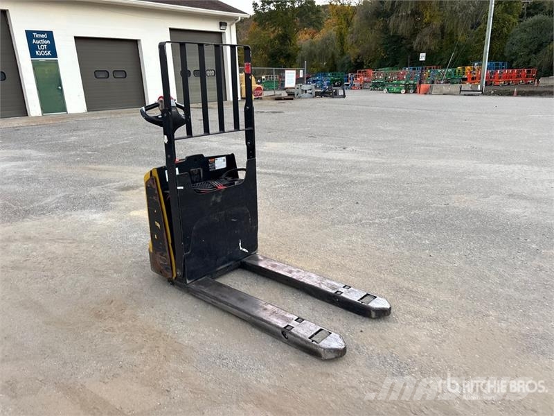 Yale MPB045VG 4510 lb Electric Pallet Jack Hand pallet truck