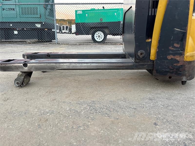 Yale MPB045VG 4510 lb Electric Pallet Jack Hand pallet truck
