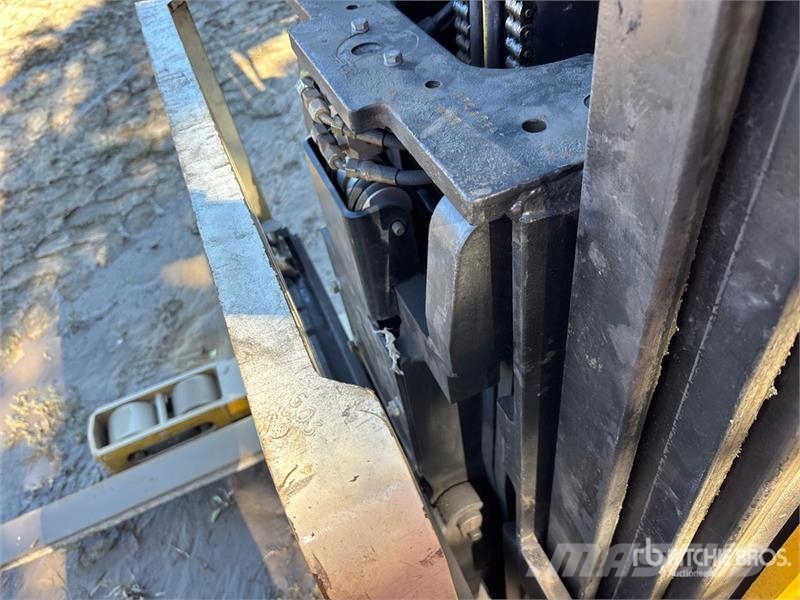Yale NR035AENL36TE119 3500 lb Reach Truck Montacargas de alcance de gran altura