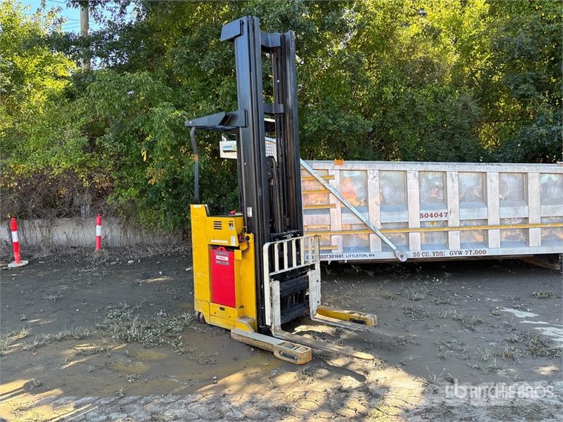 Yale NR035AENL36TE119 3500 lb Reach Truck Montacargas de alcance de gran altura