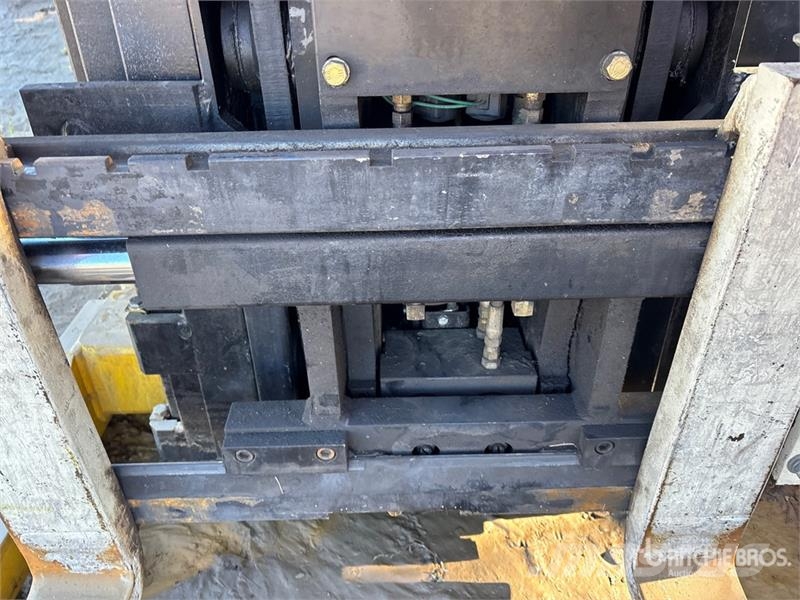 Yale NR035AENL36TE119 3500 lb Reach Truck Montacargas de alcance de gran altura