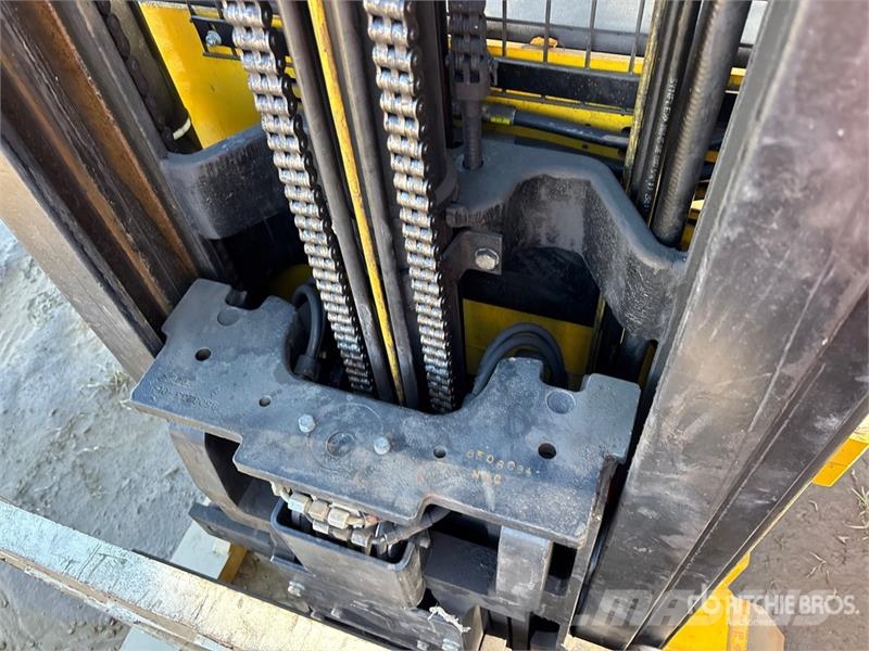 Yale NR035AENL36TE119 3500 lb Reach Truck Montacargas de alcance de gran altura