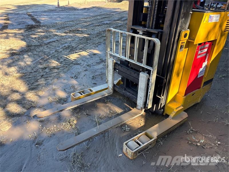 Yale NR035AENL36TE119 3500 lb Reach Truck Montacargas de alcance de gran altura
