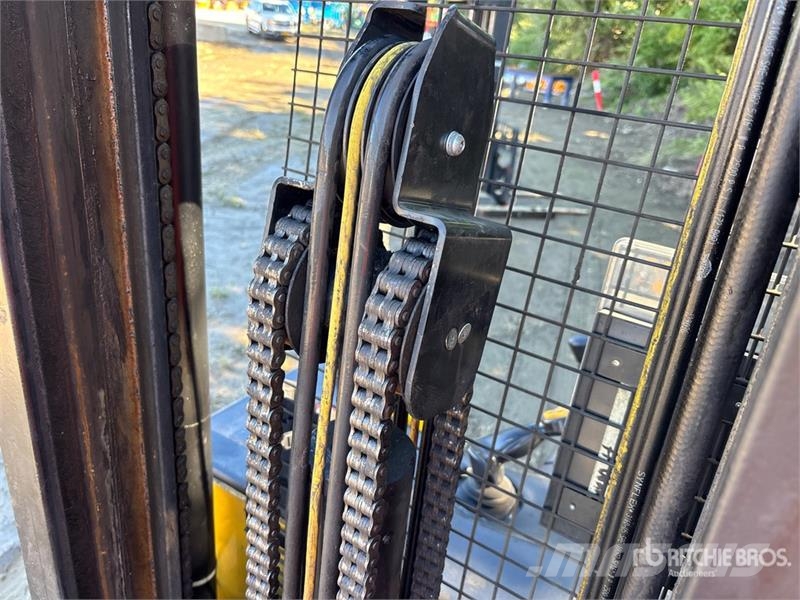 Yale NR035AENL36TE119 3500 lb Reach Truck Montacargas de alcance de gran altura