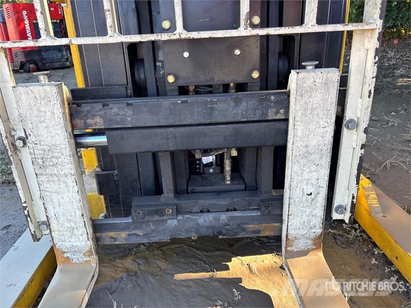 Yale NR035AENL36TE119 3500 lb Reach Truck Montacargas de alcance de gran altura