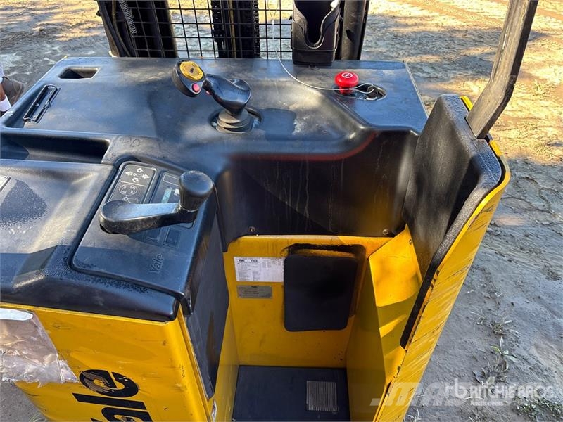 Yale NR035AENL36TE119 3500 lb Reach Truck Montacargas de alcance de gran altura