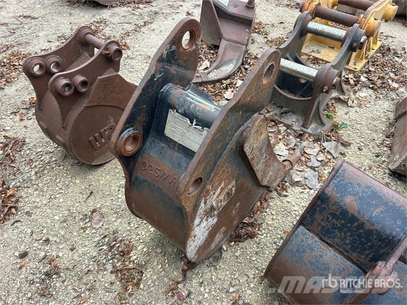  12 in Backhoe Loader Bucket دلاء