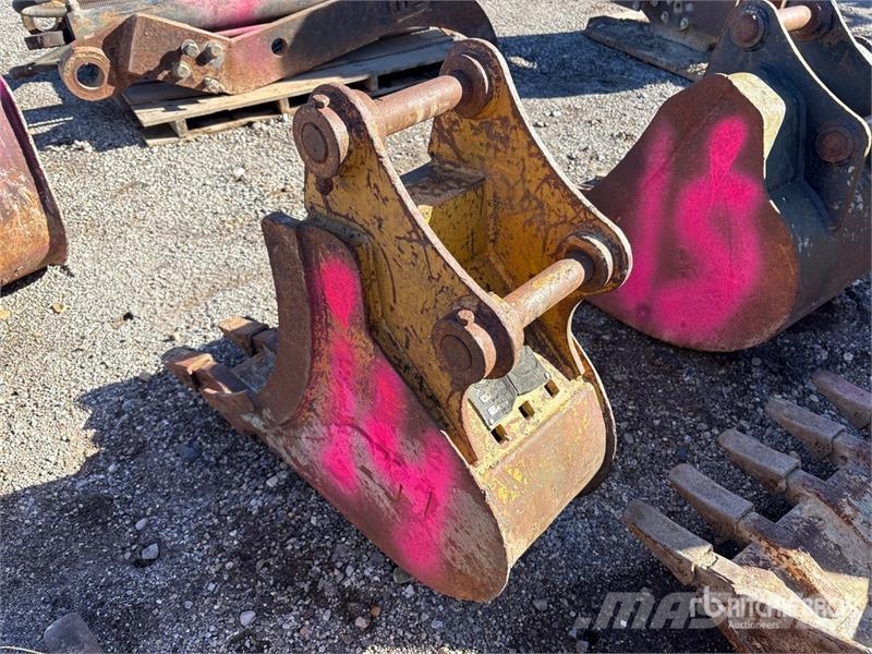 12 in Excavator Bucket - Fits Cat 305 Žlice