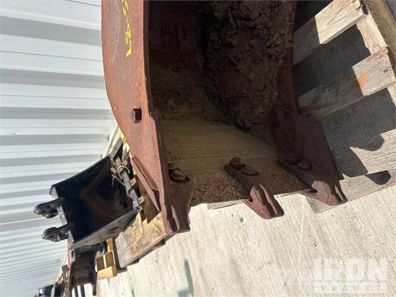  18 in Digging Backhoe Rear Bucket - Fits JCB 3CX Buckets