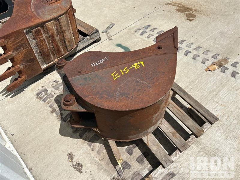 18 in Digging Backhoe Rear Bucket - Fits JCB 3CX Buckets