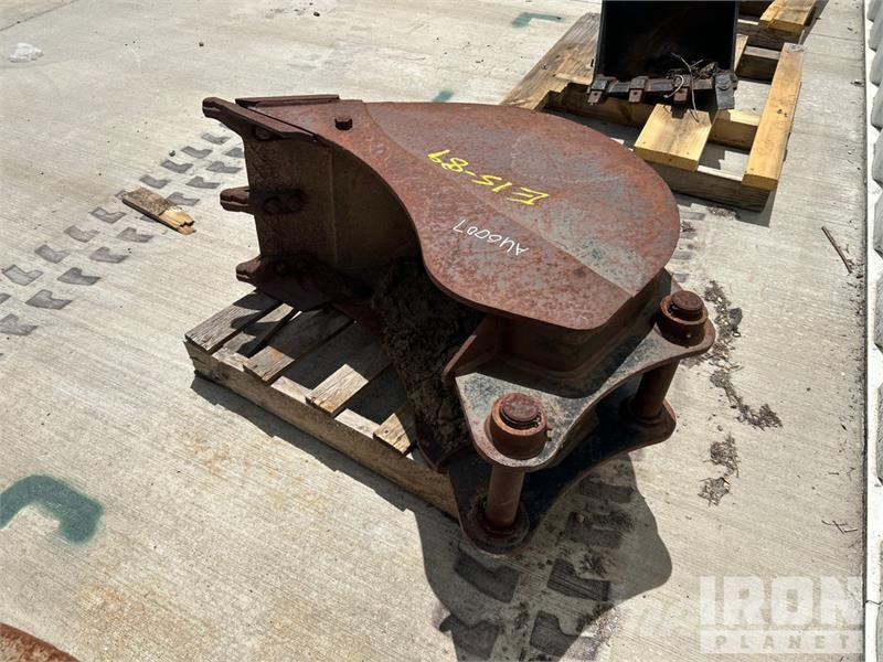  18 in Digging Backhoe Rear Bucket - Fits JCB 3CX Buckets