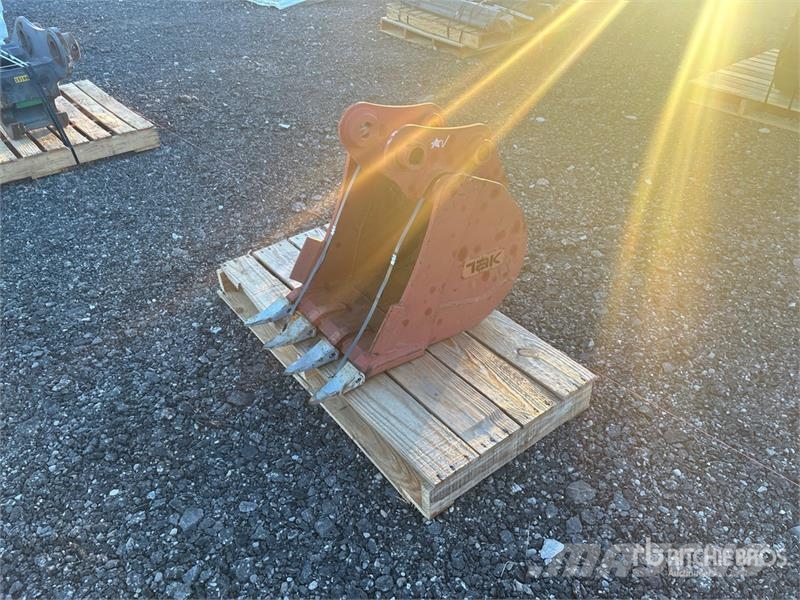  18 in Digging Excavator Bucket - Fits Takeuchi TB2 دلاء