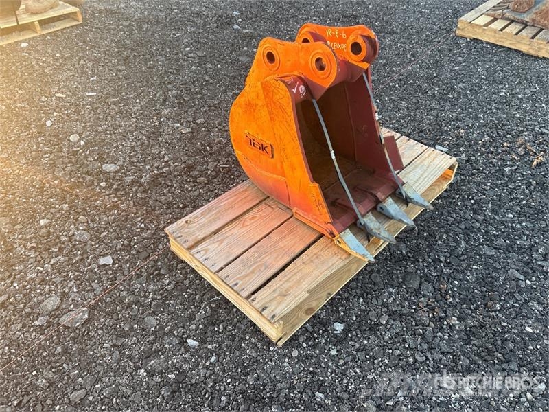  18 in Digging Excavator Bucket - Fits Takeuchi TB2 دلاء