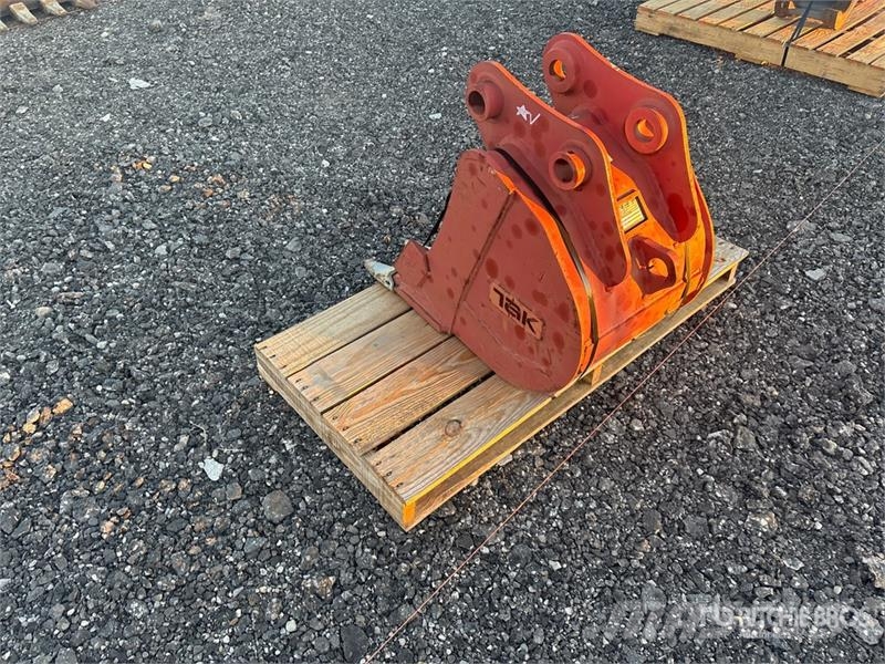  18 in Digging Excavator Bucket - Fits Takeuchi TB2 دلاء