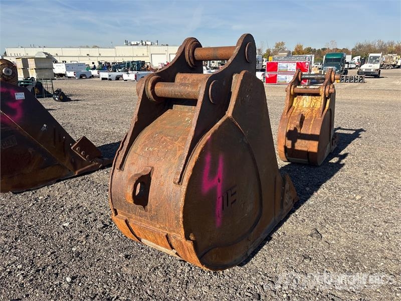  28 in Excavator Bucket - Fits Komatsu 490 دلاء