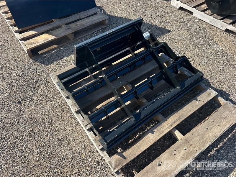 38 in Mini Skid Steer Landplane (Unused) Smyky