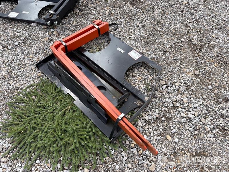  42 in Skid Steer Forks (Unused) Δικράνες