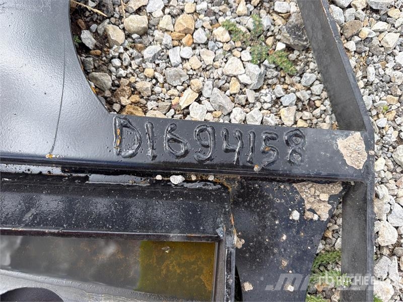  42 in Skid Steer Forks (Unused) Δικράνες