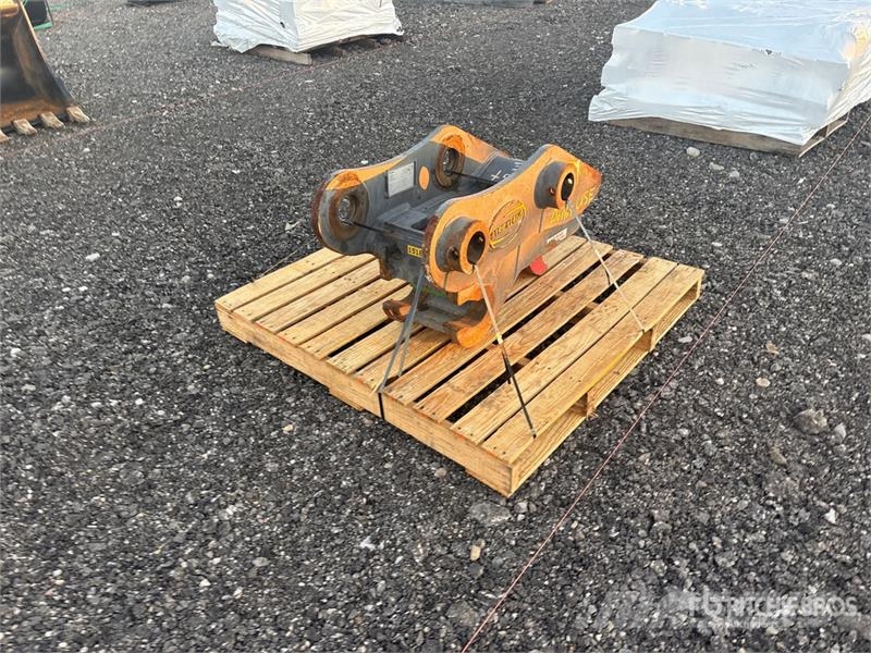  43 in Excavator Coupler - Fits John Deere/Hitachi  موصلات سريعة