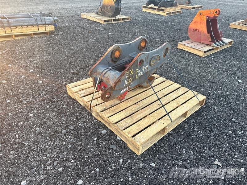  43 in Excavator Coupler - Fits John Deere/Hitachi  موصلات سريعة