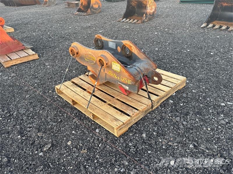  43 in Excavator Coupler - Fits John Deere/Hitachi  موصلات سريعة