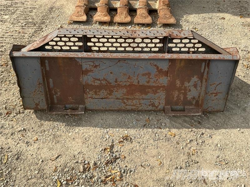  60 in General Purpose Skid Steer Bucket - Fits Mus Cucharones