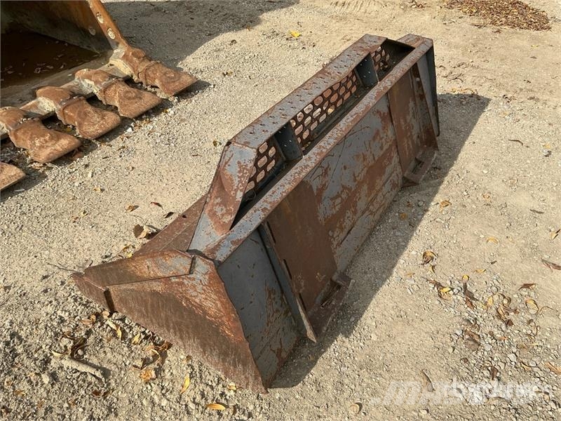  60 in General Purpose Skid Steer Bucket - Fits Mus Cucharones