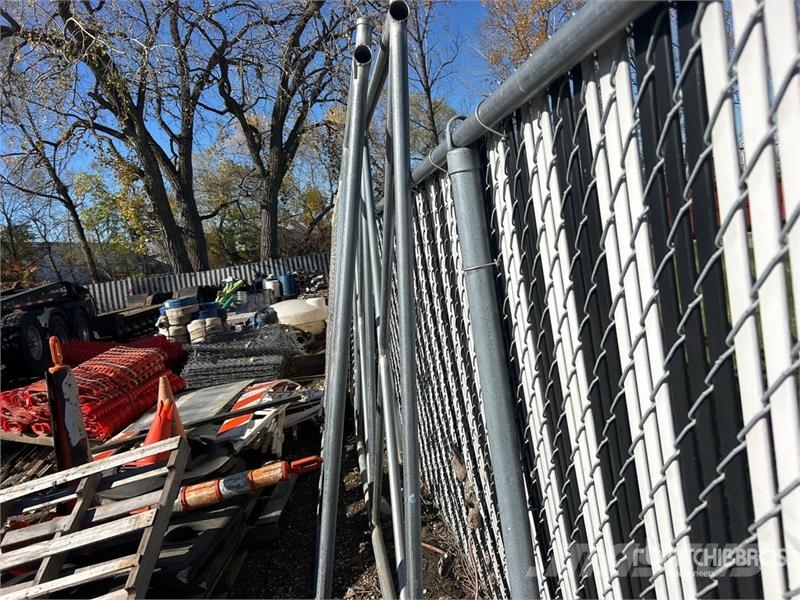American of (2) American 30 ft x 7 ft 6 in Chain Link Drive ماكينات زراعية - غير ذلك
