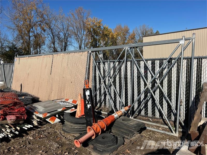 American of (2) American 30 ft x 7 ft 6 in Chain Link Drive ماكينات زراعية - غير ذلك