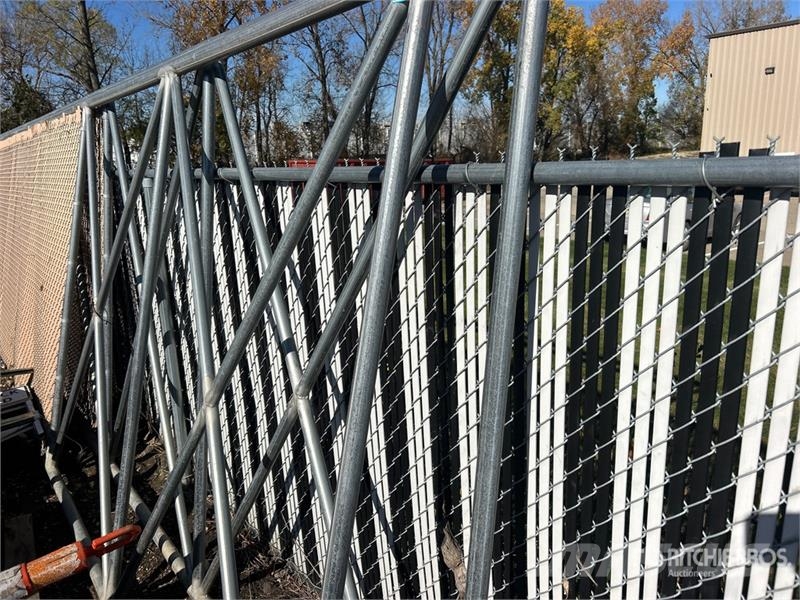 American of (2) American 30 ft x 7 ft 6 in Chain Link Drive ماكينات زراعية - غير ذلك