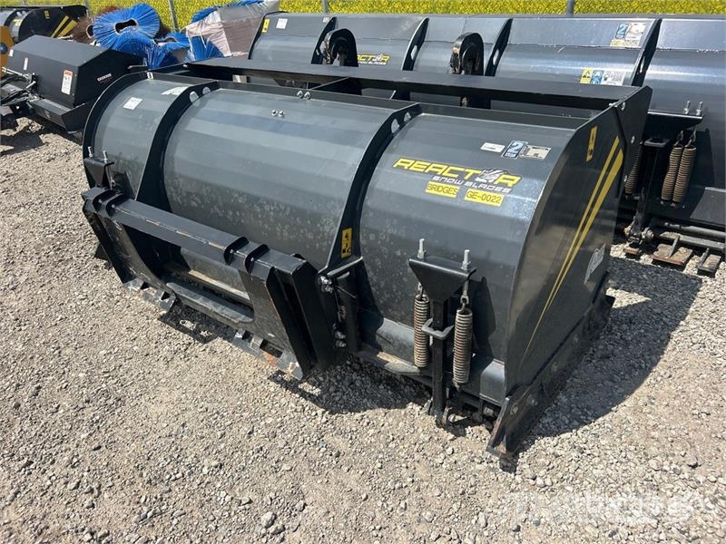 AMI B0500 96 in Skid Steer Snow Pusher Hóeltakarítók